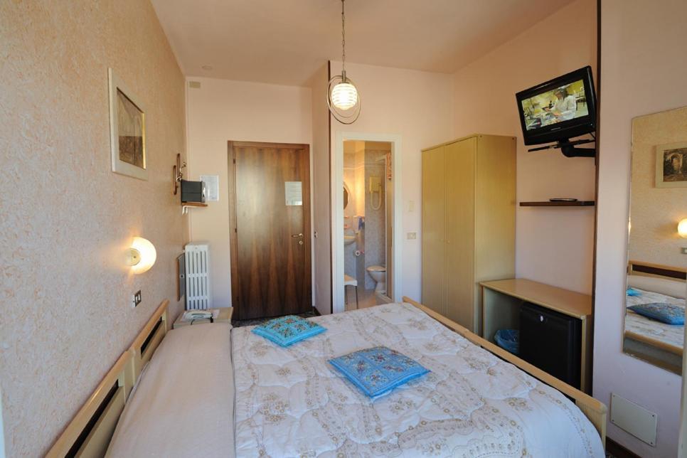 Elena Hotel *